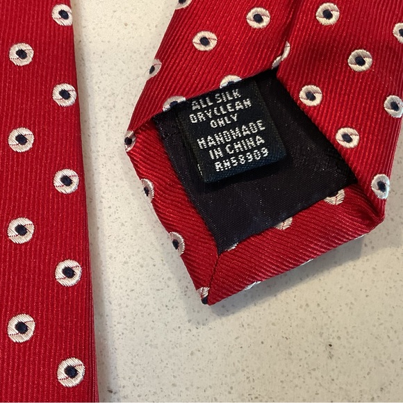 Round tree & Yorke Silk Tie Red, White & Blue Classic Look Very Handsome - Picture 3 of 5